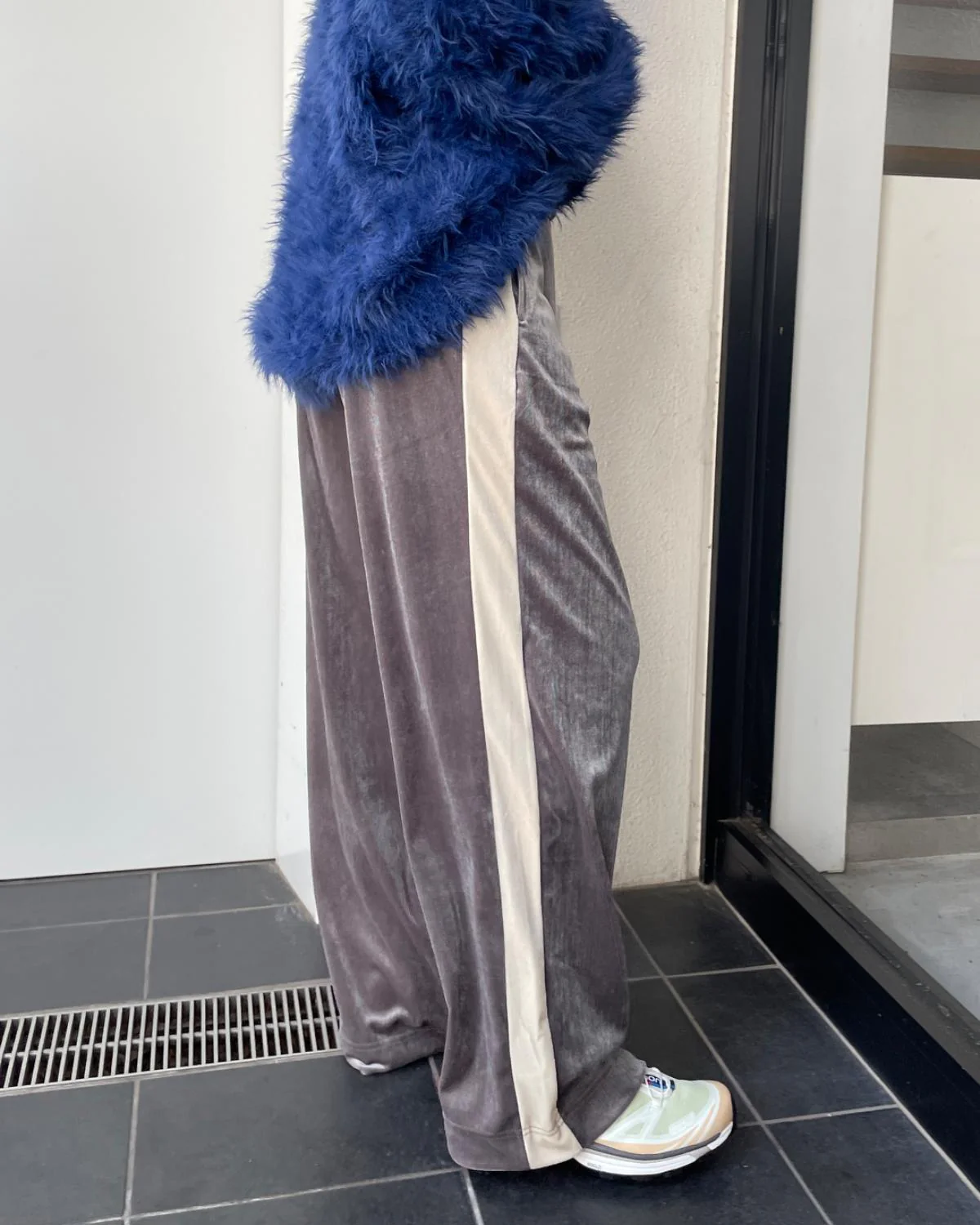 ベロアラインパンツ - Image 2