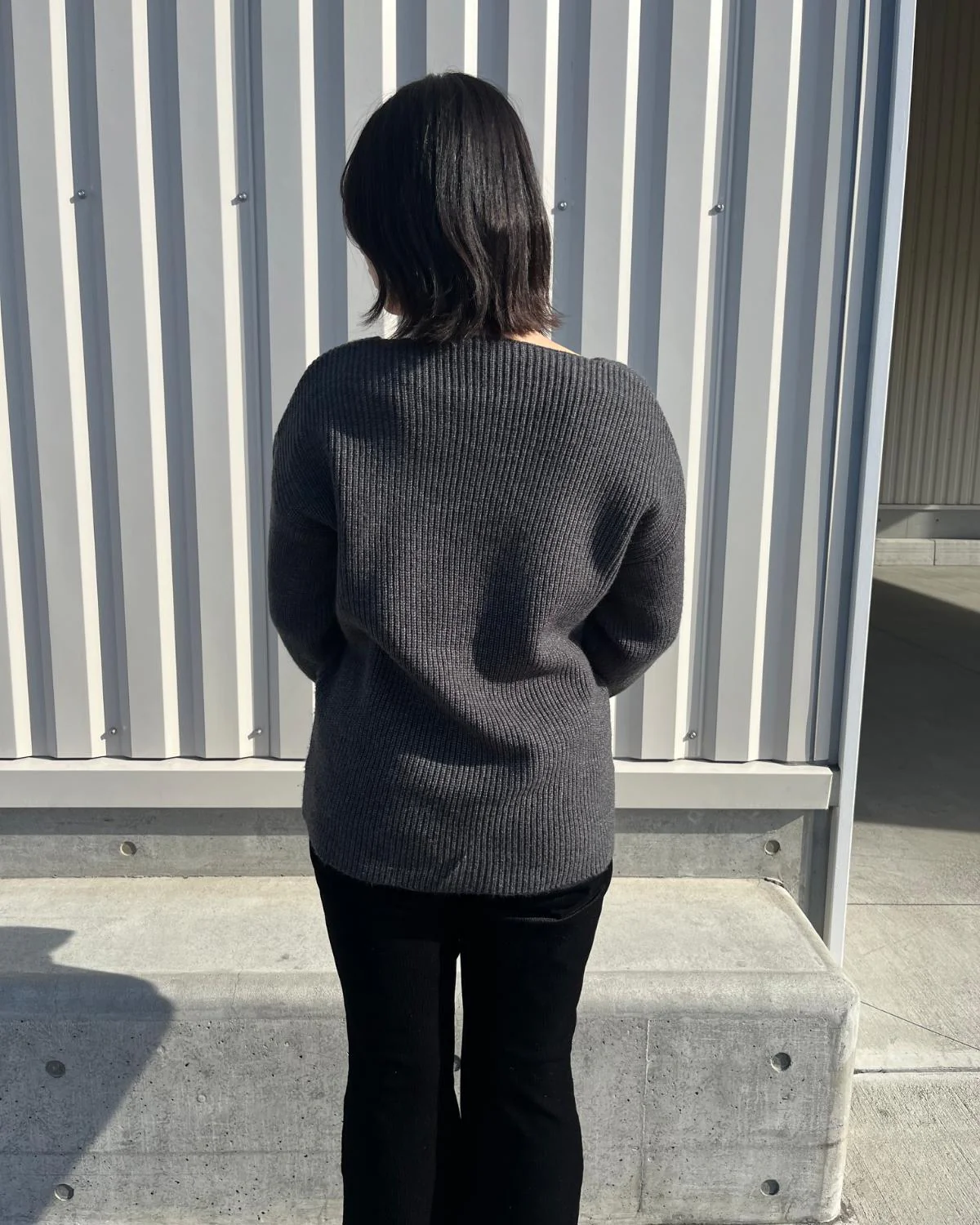 Vネックニットプルオーバー - Image 6